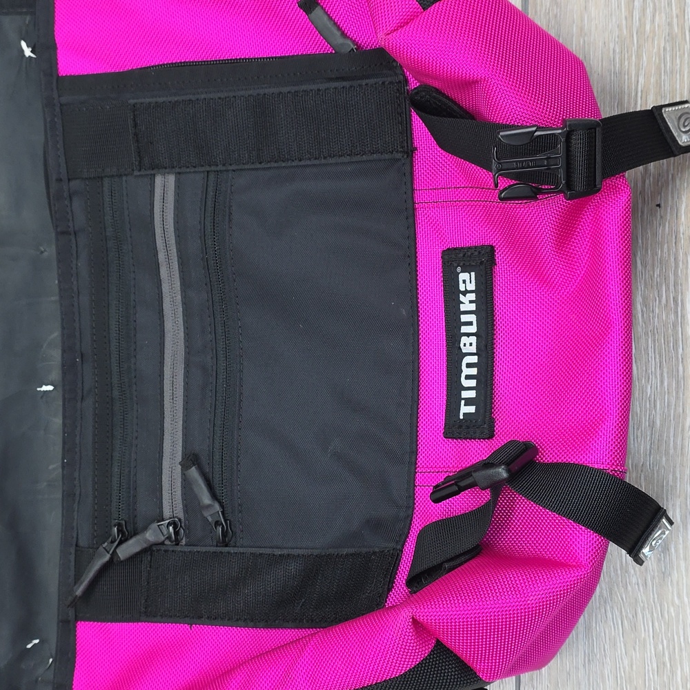 Timbuk2 Classic Messenger Bag - Raspberry Pink & Black - Waterproof Tech Carry - Picture 5 of 16